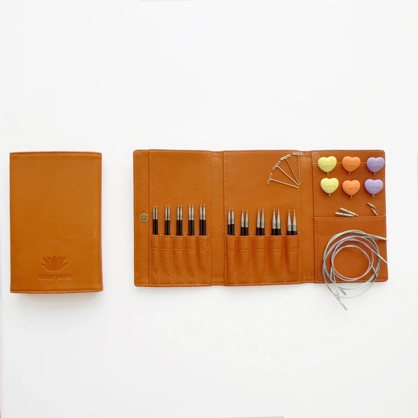 

Набор коротких сменных круглых игл Lotus Yarns Tarim, 10 пар 8,5 см (2,75–6,00 мм), наконечники из черного дерева с аксессуарами