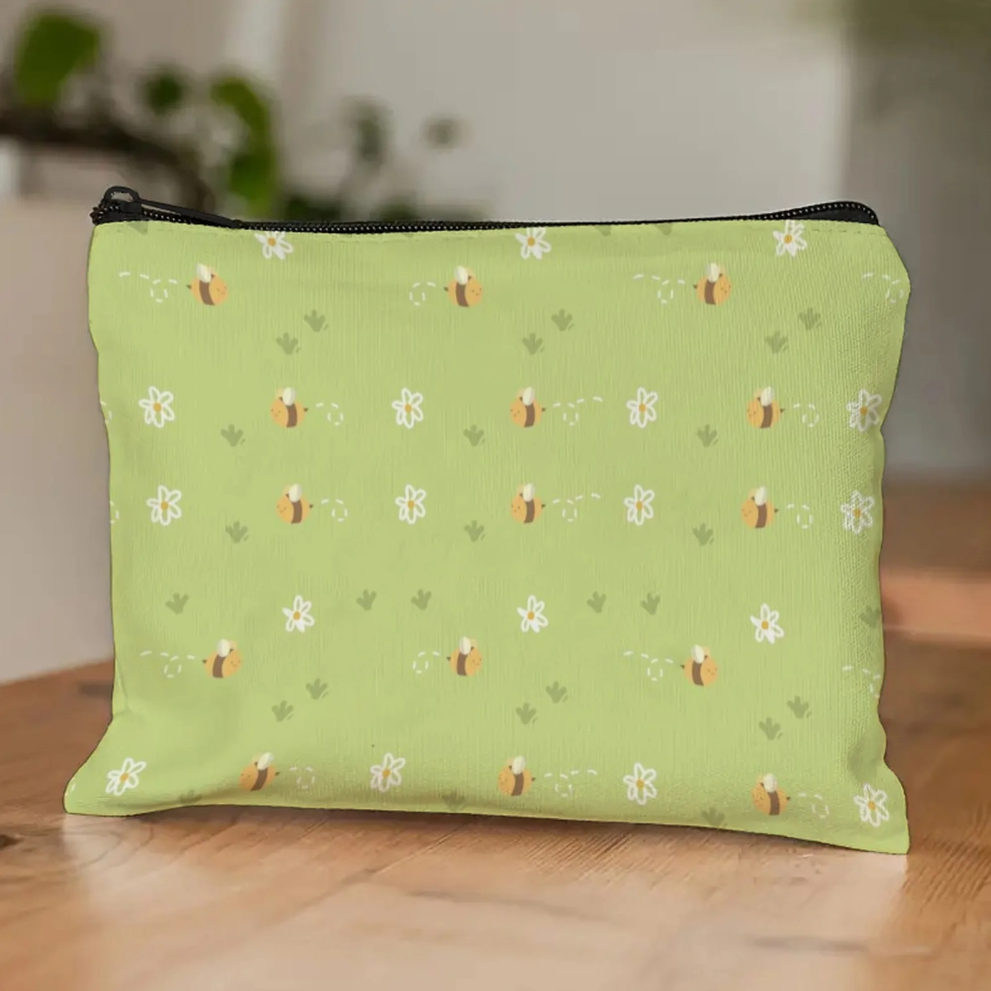 

Мягкая пасторальная женская косметичка Лавандовые желтые пчелы Бледно-розовые ромашки и стебли шалфея Органайзер для макияжа в стиле природы