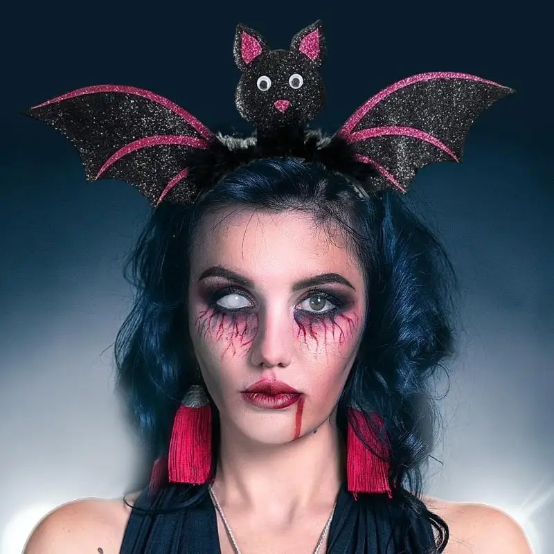 

652F Студенты фотографируются с ободком для волос в форме крыла летучей мыши для вечеринки в честь Хэллоуина