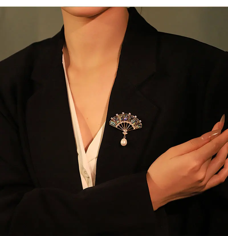 Original Fan-Shaped Abalone Shell Cubic Zirconia Natural Pearl Brooch Elegant Charm Rhinestone Brooches Women Gifts Accessories