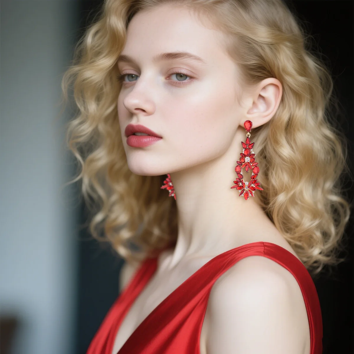 Personality exaggerated earrings women's geometry irregular light luxury temperament earrings super flash diamond versatile dinn