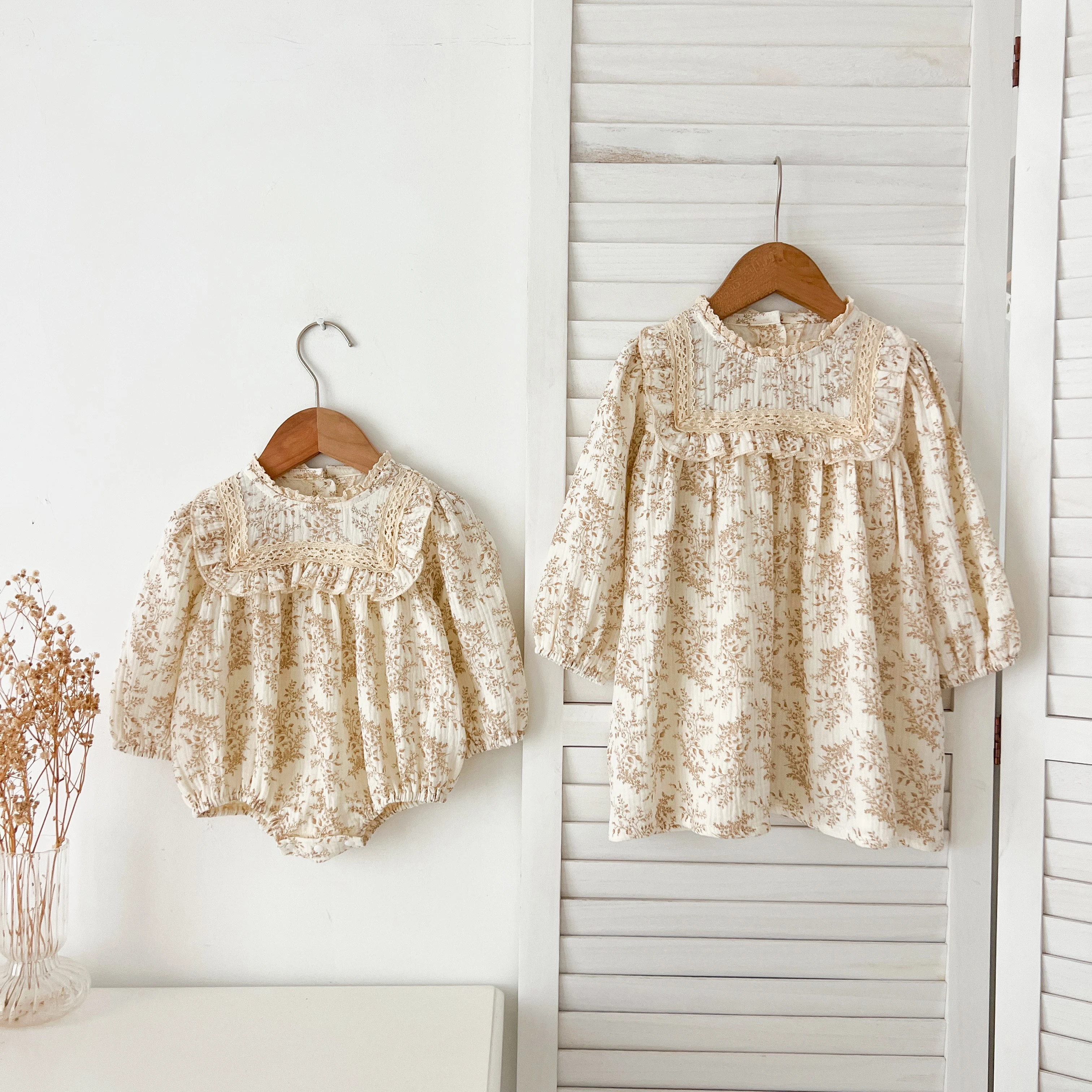 Neue Schwestern Kleid Infant Baby Mädchen Spitze Kragen Kleid Strampler Kinder Mädchen Vintage Blumen Prinzessin Kleid Familie Kleidung Strampler – Detail 40