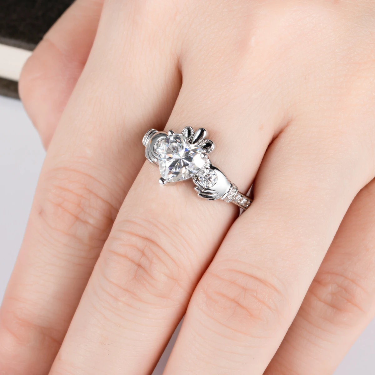 Felice 2.33cttw Moissanite Claddagh ไอริชแหวนมงกุฎเซลติกเงินแท้หัวใจตัดเพชรโมอิสสำหรับผู้หญิง