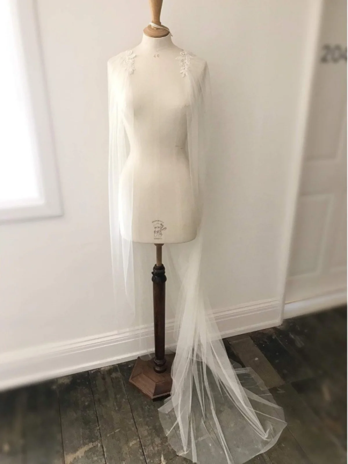 

Новое белое кружевное длинное прозрачное свадебное платье с накидкой для выступлений, модный этнический костюм, женская одежда премиум-класса