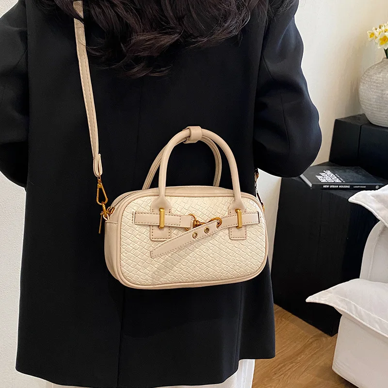 

2025 Новинка! Легкая роскошная женская сумка для боулинга — однотонная, матовая отделка в стиле ретро, украшение на пояс, ручная, через плечо и через плечо, повседневная