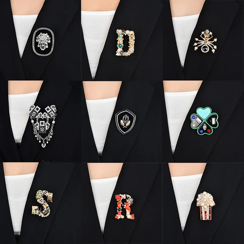 Fashion Unique Design Initial Name Letters Brooch Retro Gem Pearl Crystal Enamel Brooch Pin Women Men's Clothes Decrotion Pins