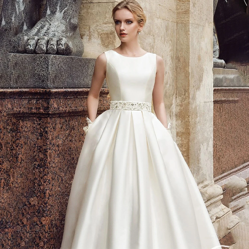 فستان زفاف رومانسي من الساتان الأبيض مخصص رسمي برقبة دائرية بدون أكمام رداء de mariée حالمة على شكل حرف a ذيل محكمة فيستدو دي نوفيا