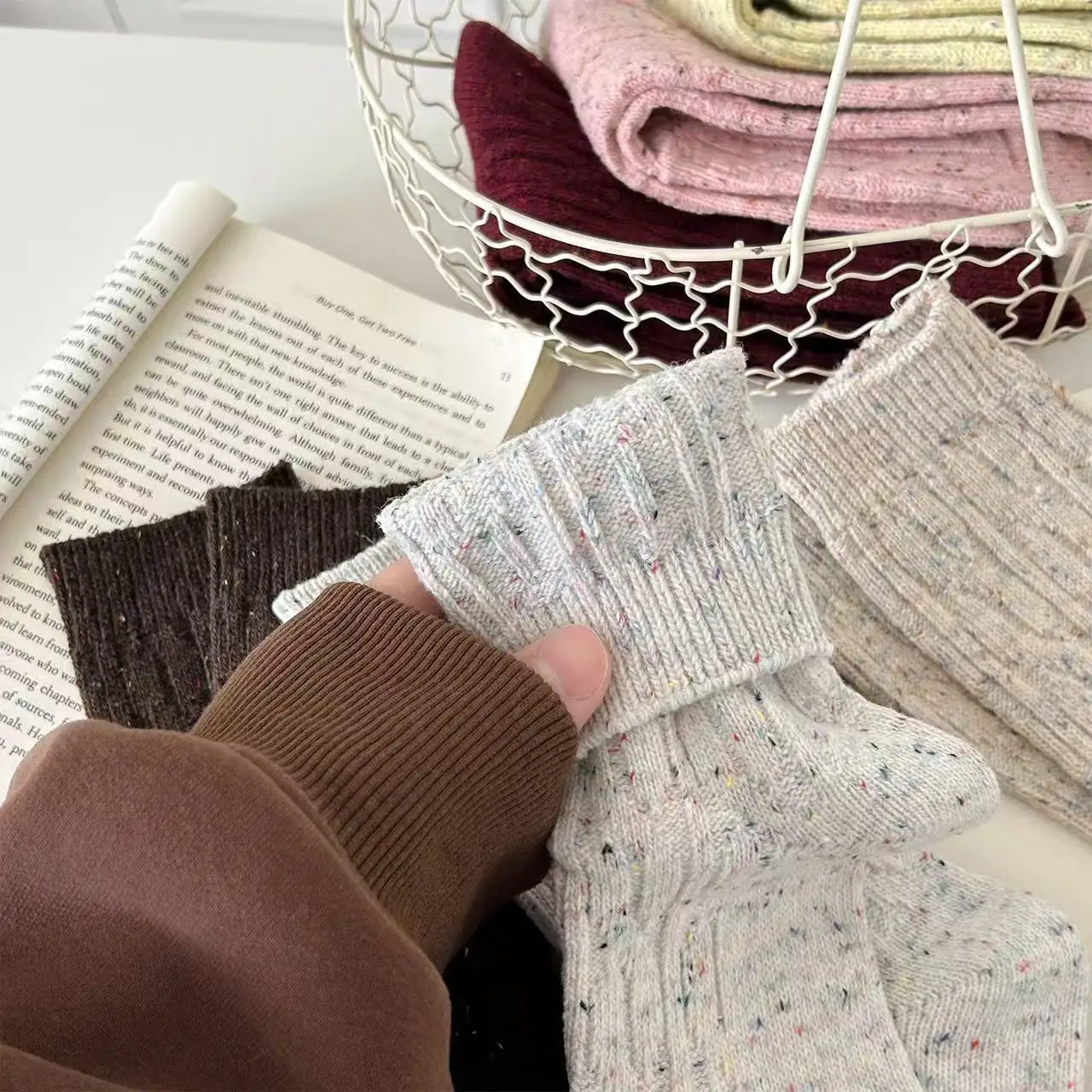 جوارب نسائية دافئة عصرية للشتاء والخريف لمنتصف الساق، جوارب قطيفة عصرية ومتعددة الاستخدامات لعيد الميلاد ورأس السنة الجديدة #3