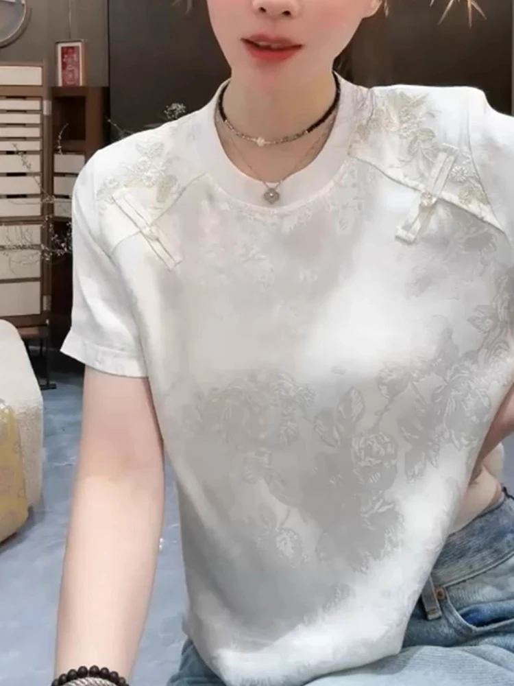 เสื้อยืดสไตล์จีนย้อนยุคทรงหลวมสบายๆ พร้อมดีไซน์ปักลายกระดุม แฟชั่นฤดูร้อนใหม่สำหรับผู้หญิง