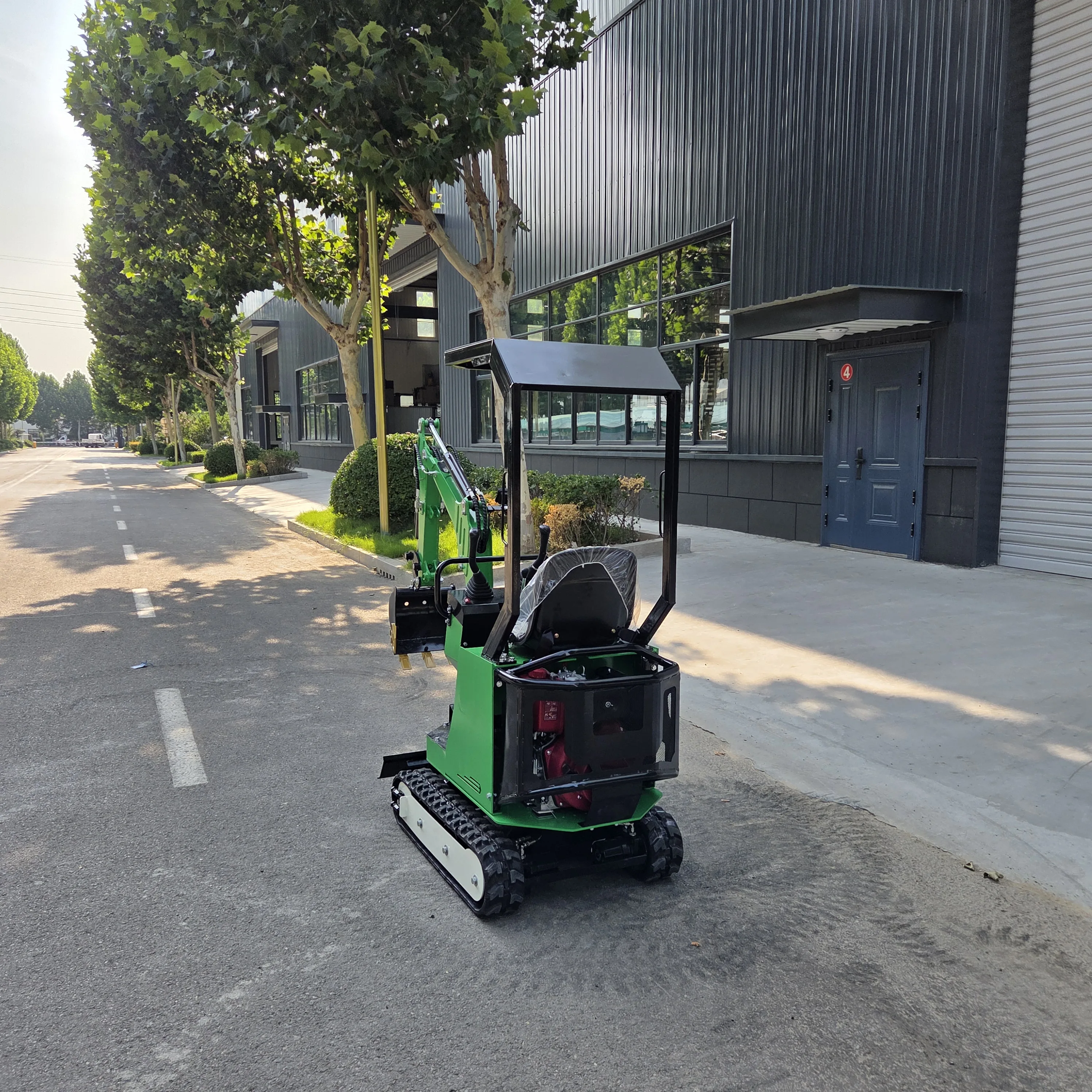 Wysokowydajna, 1-tonowa mini koparka domowa – silnik KOOP/Briggs & Stratton, ciśnienie 19 kPa i wszechstronne zastosowanie