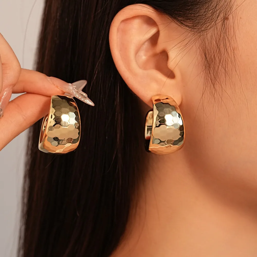 Personality Exaggerated Geometric Hammer-textured Metal Shiny Surface Wide C-shaped Stud Earrings for Women Rock Punk Jewelry