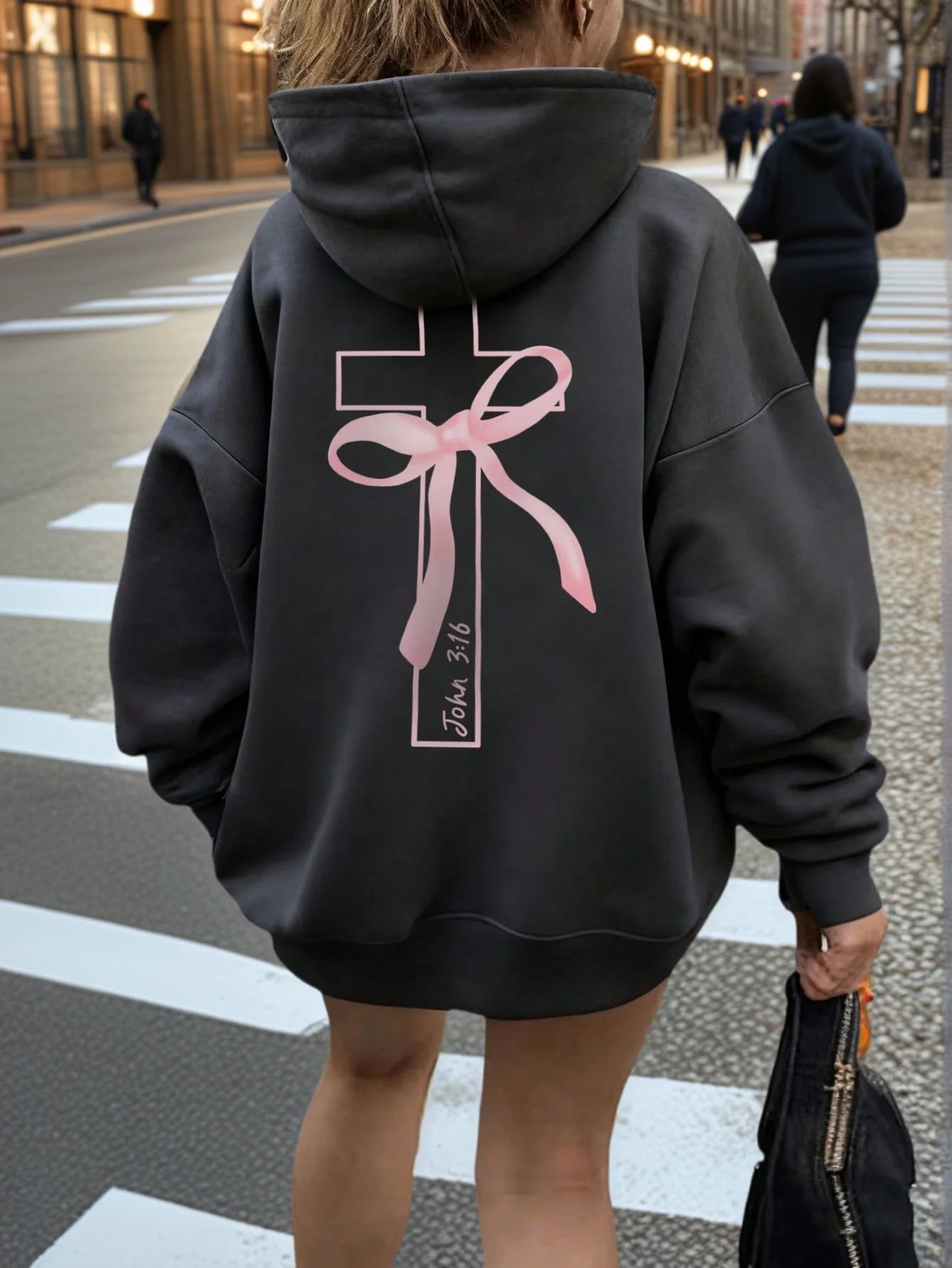 เสื้อฮู้ดทรงหลวมสำหรับผู้หญิง ลายกราฟิกโบว์ไขว้สีชมพู พิมพ์ข้อความจากพระคัมภีร์ยอห์น 3:16 เสื้อสเวตเชิ้ตลำลองสำหรับฤดูหนาว