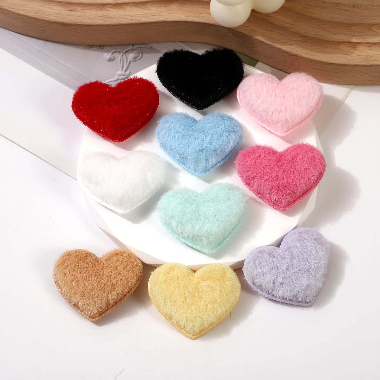40 Stück 4,5x3,8 cm Flauschige Filz-Herz-Applikationen für DIY Haarspangen-Zubehör, Kleidung, Kopfbedeckungen, Taschendekoration, Patches – Detail 1
