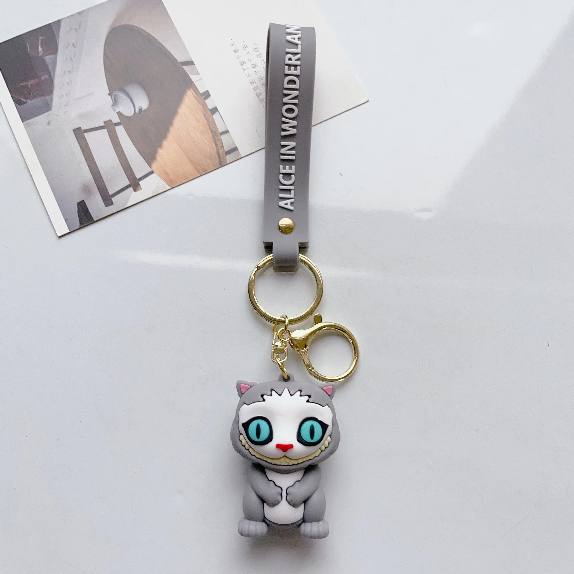 Cartoon Alice in Wonderland Kawaii Alice Mad Hatter Red Queen Model Car Key Chain Male And Female Bag Pendant Accessories Gift