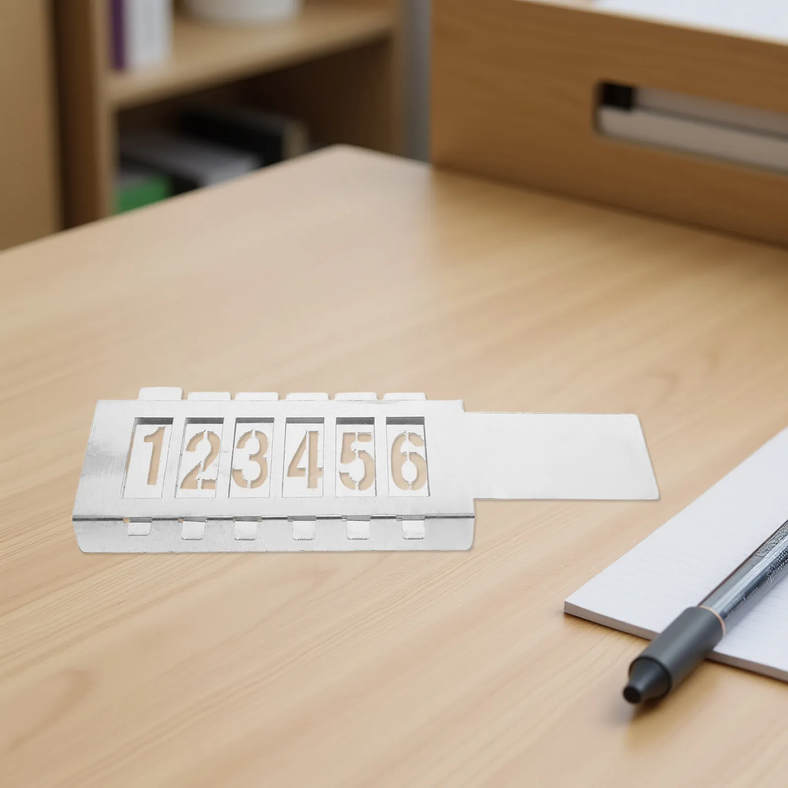 1セットの再利用可能な金属製数字ステンシル。0から9までの10個の数字が入っており、壁、木材、郵便ポスト、工作などに使える、中空のスプレーペイント用テンプレート。
