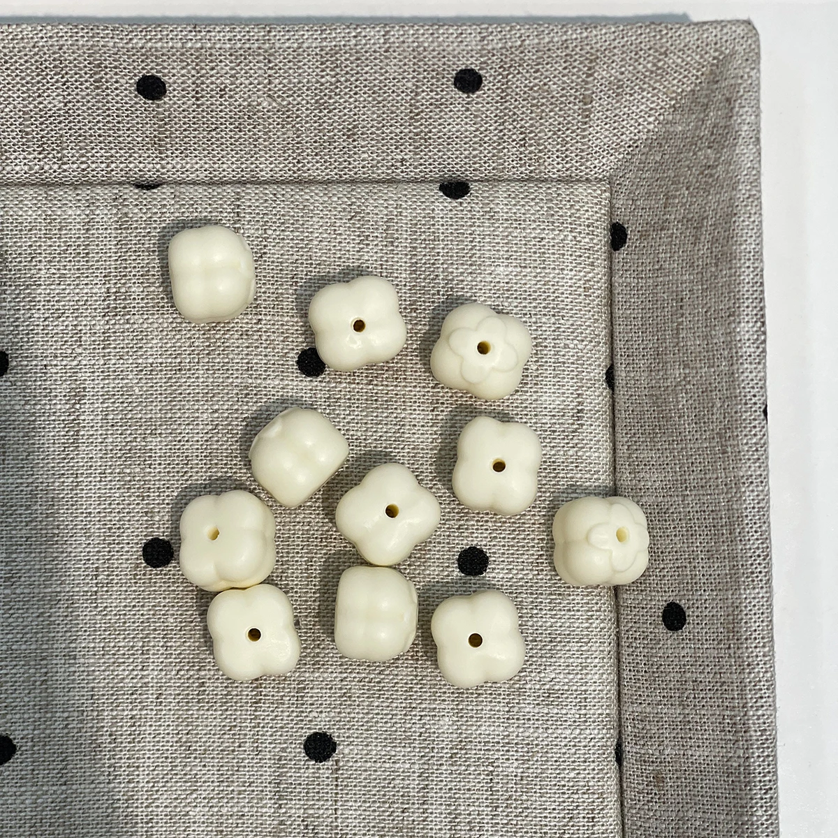 20pcsNatural Embossed Oyster Shell Powder Persimmon Bead with Holes 10x10mm Charms for DIY Necklace Earring Jewelry Making Craft