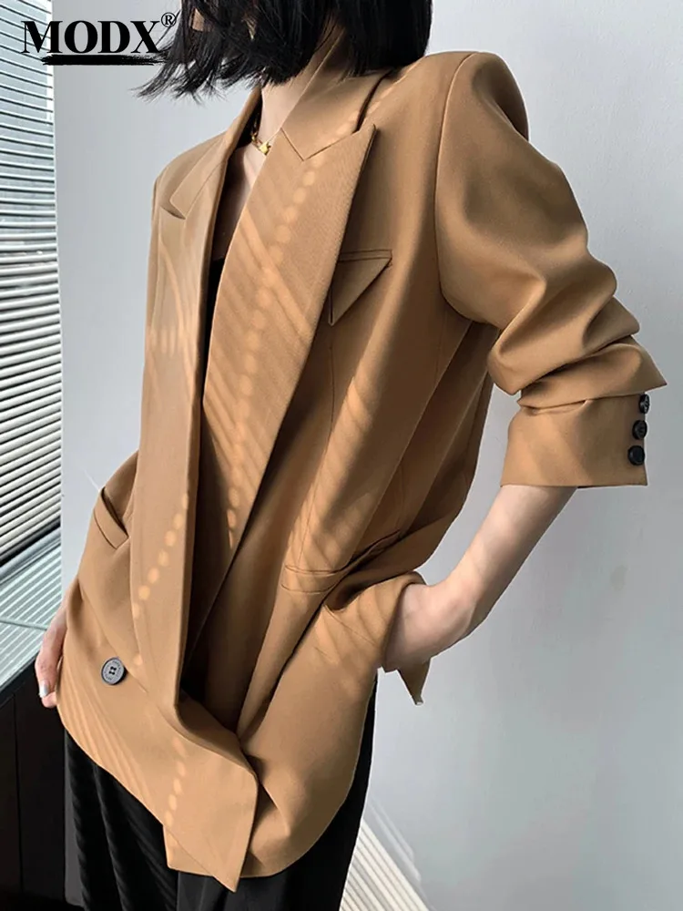 

[MODX] Khaki Buckle Big Size Casual Blazer Women New Lapel Long Sleeve Loose Fit Jacket Fashion Tide Spring Autumn 2024