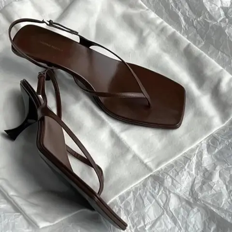 Sandalias Retro con punta cuadrada y Clip para mujer, zapatos sexys de estilo francés con tacón de gatito y correa trasera, color marrón, informales, a la moda, para verano