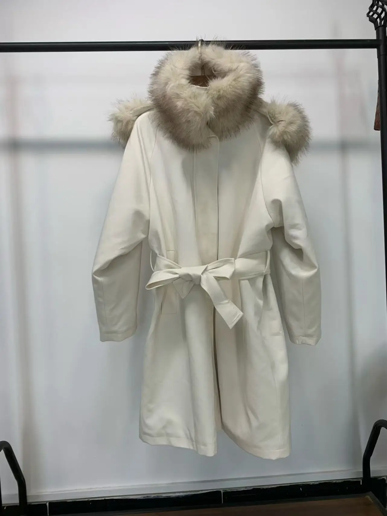 

Beige plush large-collar women's long windbreaker for winter warmth, windproof and thickened style overcoming coat 2025 new