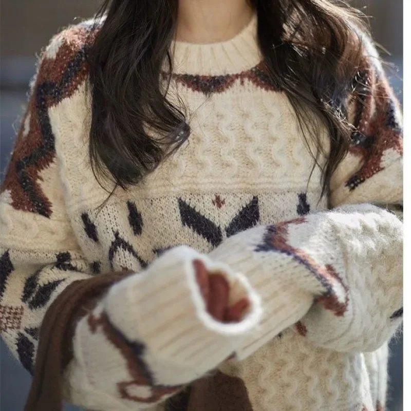 

Jacquard sweater female winter niche thick round neck sweater ins Korean version of the design sense of versatile academic style