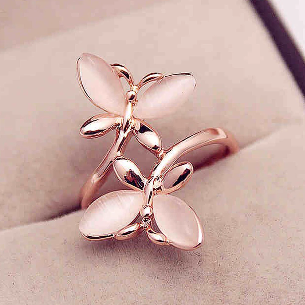 Huitan Neue Ankunft Frauen Schmetterling Ring mit Nachahmung Mondstein Phantasie Weibliche Finger-ring Hochzeit Party Ästhetischen Trendy Schmuck