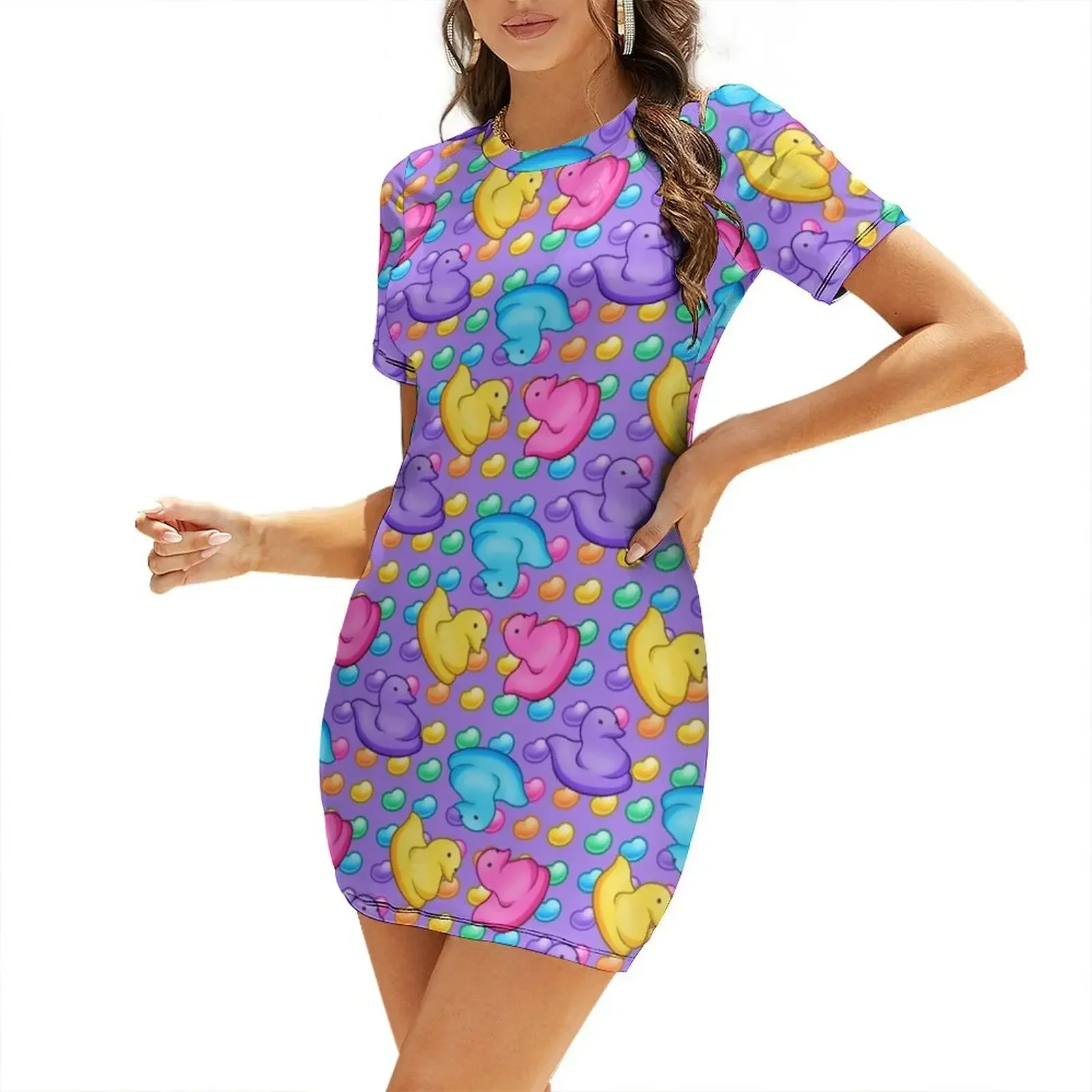 Marshmallow Peeps con caramelos de gelatina de colores sobre fondo morado - Vestido de noche de manga corta con diseño de pollito de Pascua para mujer