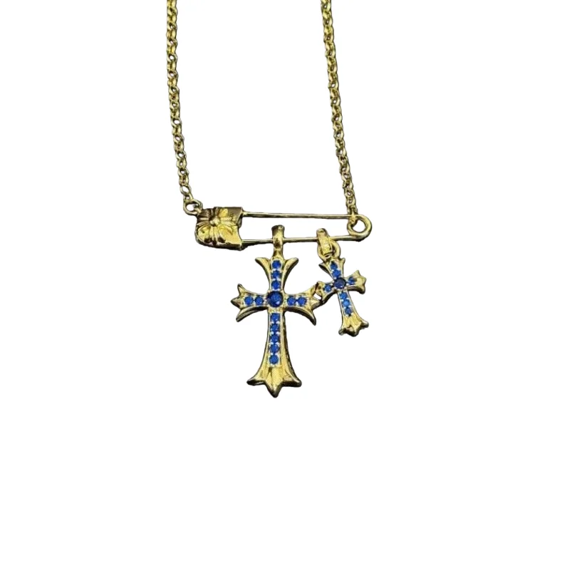 

Ожерелье с подвеской в виде булавки золотого цвета с двойным крестом и стразами королевского синего цвета — готические роскошные эффектные ювелирные изделия