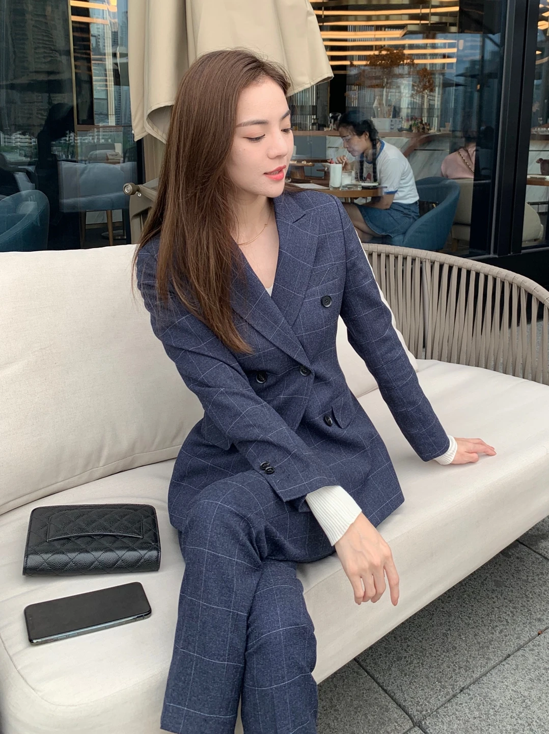 

Осенне-зимний приталенный женский костюм-двойка в королевскую синюю клетку: пиджак и брюки, повседневный, модный, элегантный, стильный