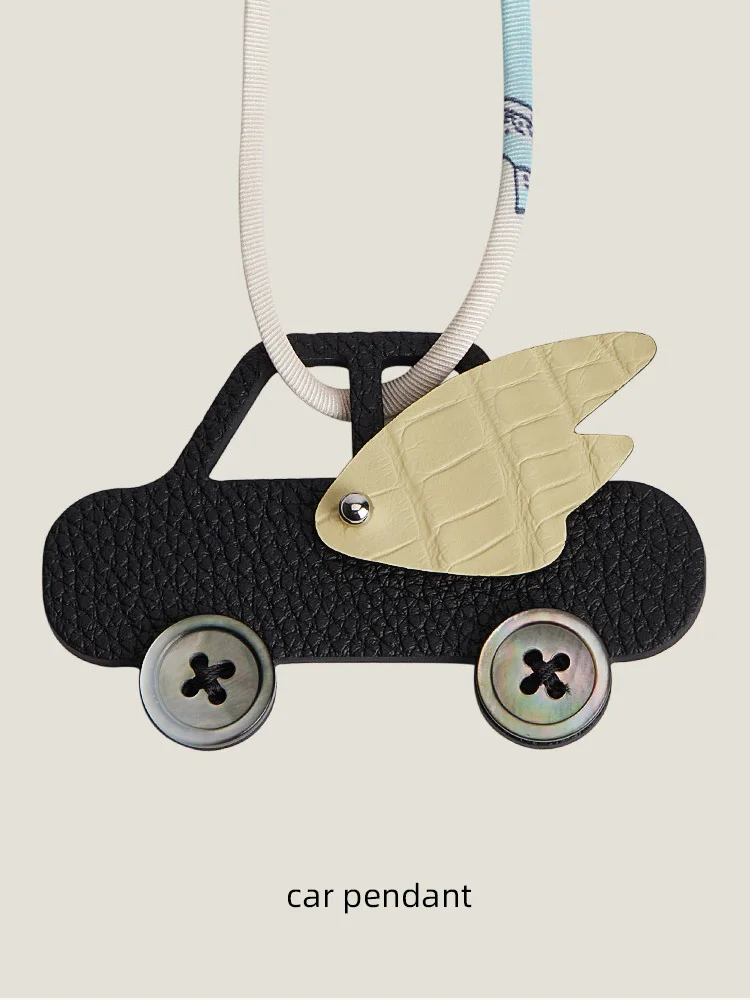 ciondolo-per-auto-artigianale-in-pelle-di-coccodrillo-e-togo-con-cucitura-a-sella-in-filo-cerato-accessorio-di-lusso-per-borsa-designer