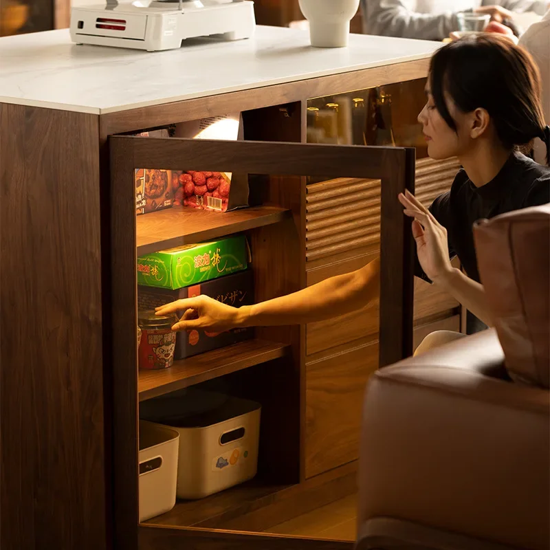 بار جزيرة الجوز الأسود في أمريكا الشمالية، مطبخ من الخشب الصلب، طاولة طهي، خزانة جانبية لتناول الطعام من البلاط الصخري