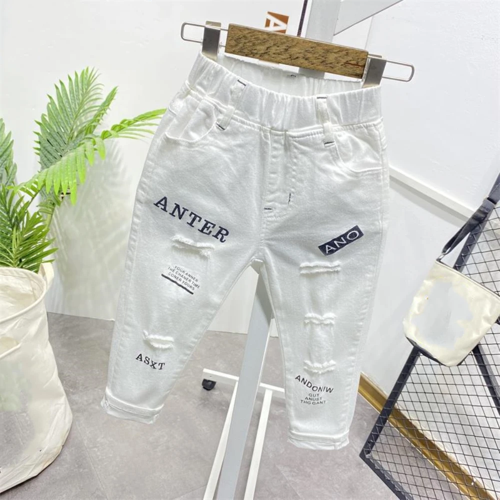 Boys\' Hole Black and White letter Pants 2024 Spring/Summer New Stretch Denim Korean Slim fit Fashionable Pants 2-7 Years