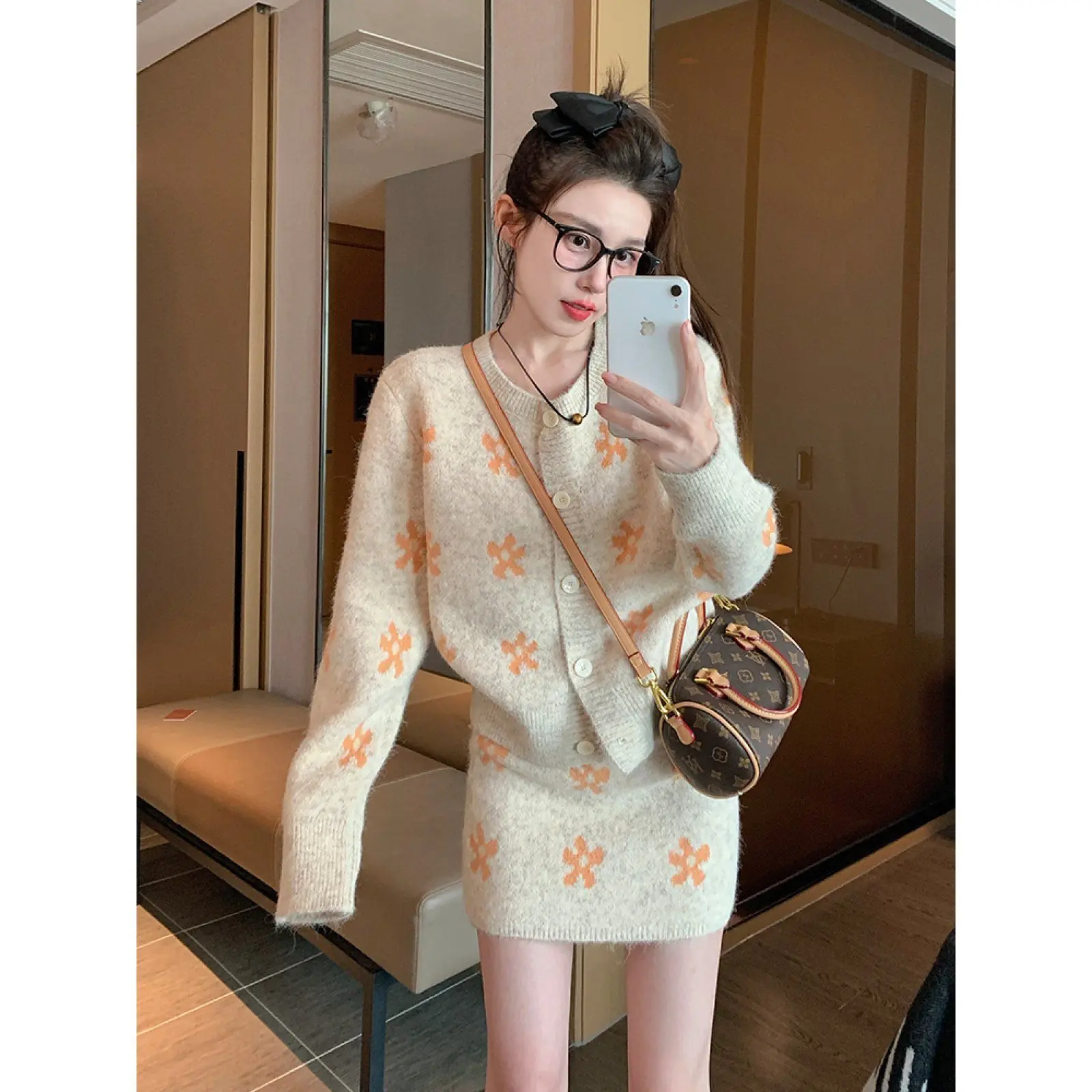 女性の秋と冬のためのセーターセット新しいスタイルの気質年齢を軽減するファッションニットハーフスカートツーピースセット