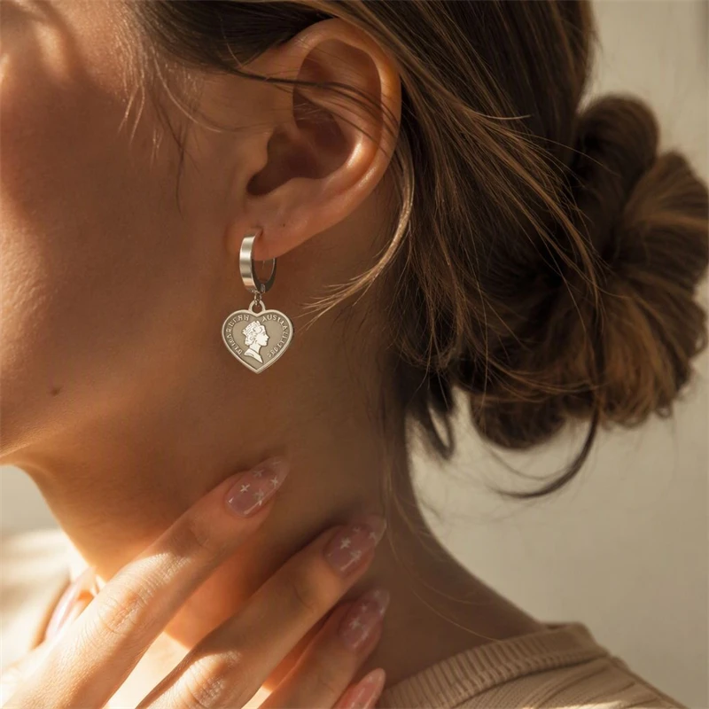 100% Stainless Steel New Fashion Jewelry Waterproof And Not-Allergenic Vintage Style Queen's Avatar Heart Women Stud Earrings