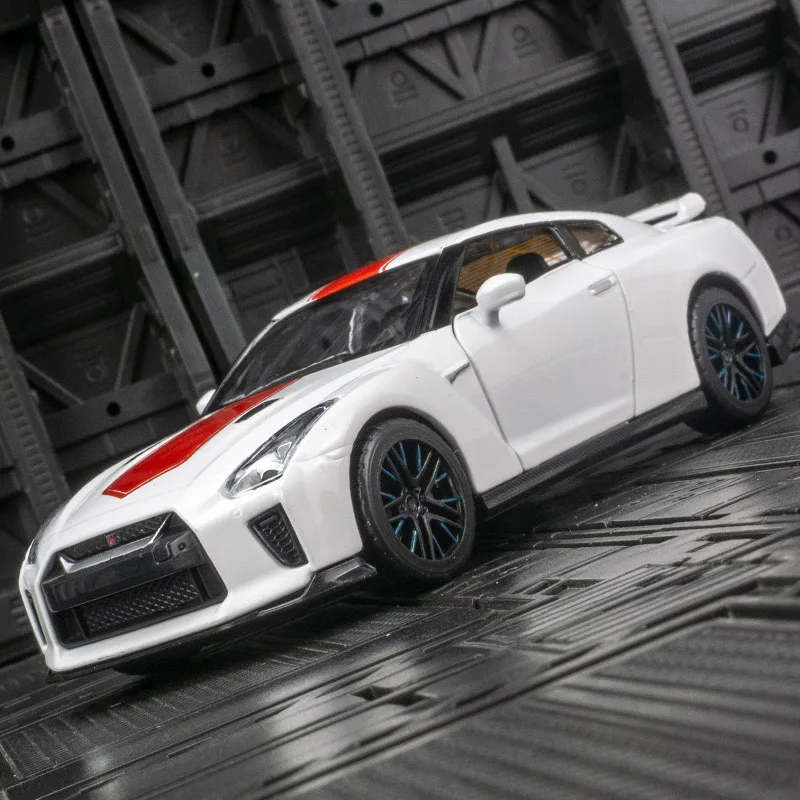

1:32 Nissan GTR 50th Anniversary Edition Модель автомобиля из сплава, двери можно открыть имеет функцию звука и освещения.