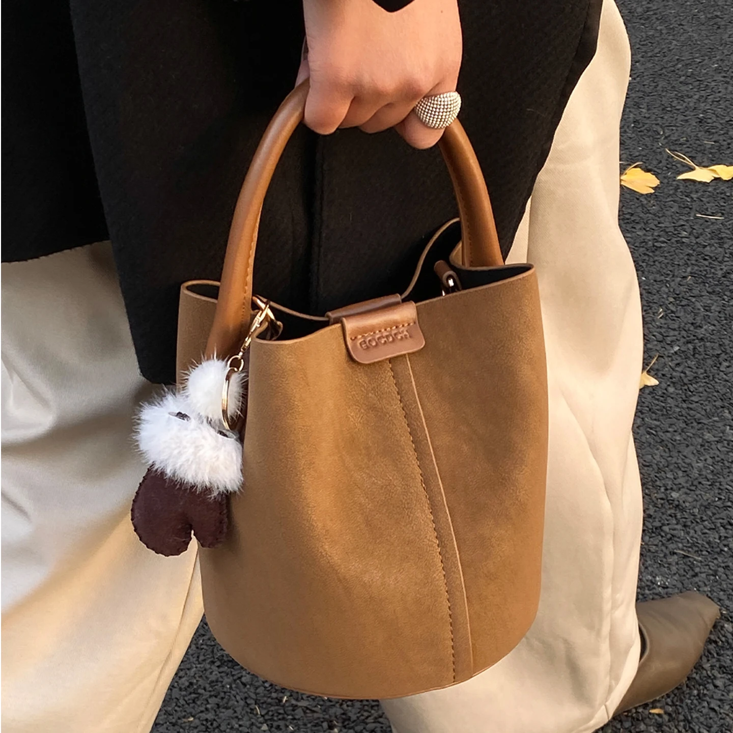

Light Luxury Leisure Bucket Bag For Women Retro Large Capacity Commuting Crossbody Bags Female Suede One Shoulder Pack