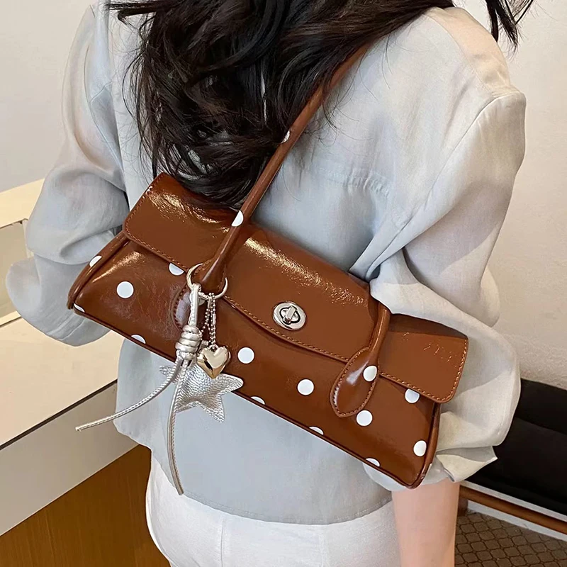 Gepunktete Hobo-Unterarmtasche, Koreanisch-Chic Damen-Handtasche mit Langem Trageriemen und Taschenanhänger, Alltagstasche für Arbeit und Pendeln – Detail 10