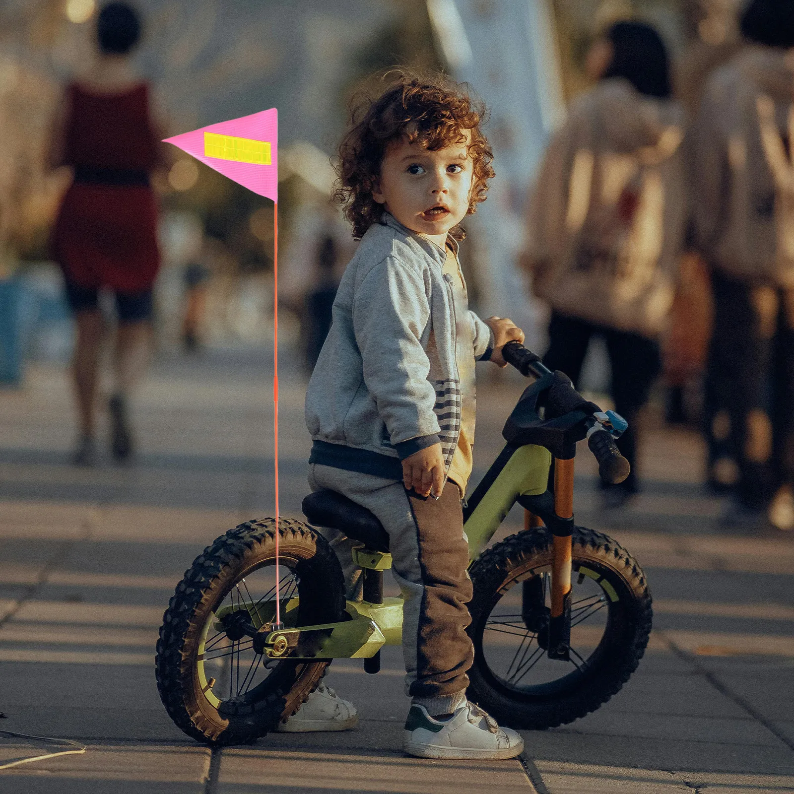 

2 шт. велосипедных сигнальных флагов для детей - 23,58-дюймовая фиберглассовая палка со светоотражающей полосой - оранжевый треугольный флаг для детского велосипеда