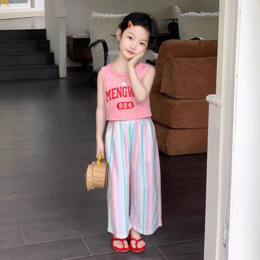 

Модный летний спортивный костюм для девочек от 2 до 7 лет, корейская версия, жилет с буквенным принтом, топы + полосатые штаны, детская одежда из 2 предметов