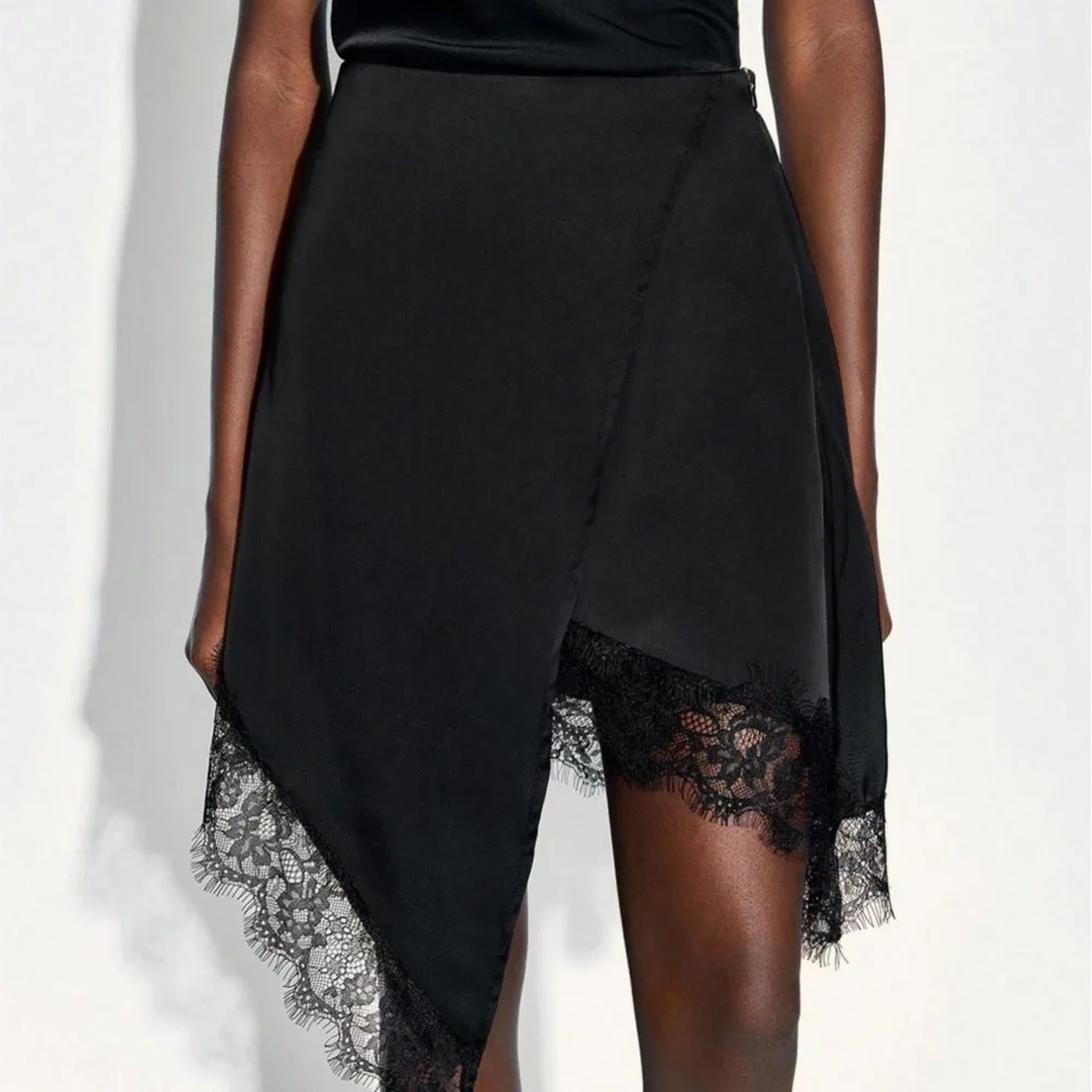 

Модная элегантная короткая юбка однотонного цвета, весенне-летняя, в стиле ретро, с асимметричными вставками и кружевом, универсальная, стройнящая, с высокой эластичностью.