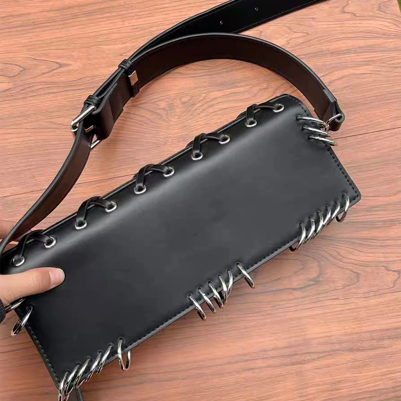 Moto Biker Bolsos cuadrados negros para mujeres Bolsos y monederos de diseñador de lujo 2024 Nuevo en estilo largo Anillo redondo Decorar Correas anchas para los hombros bolso bandolera Envío gratis Llegada rápida