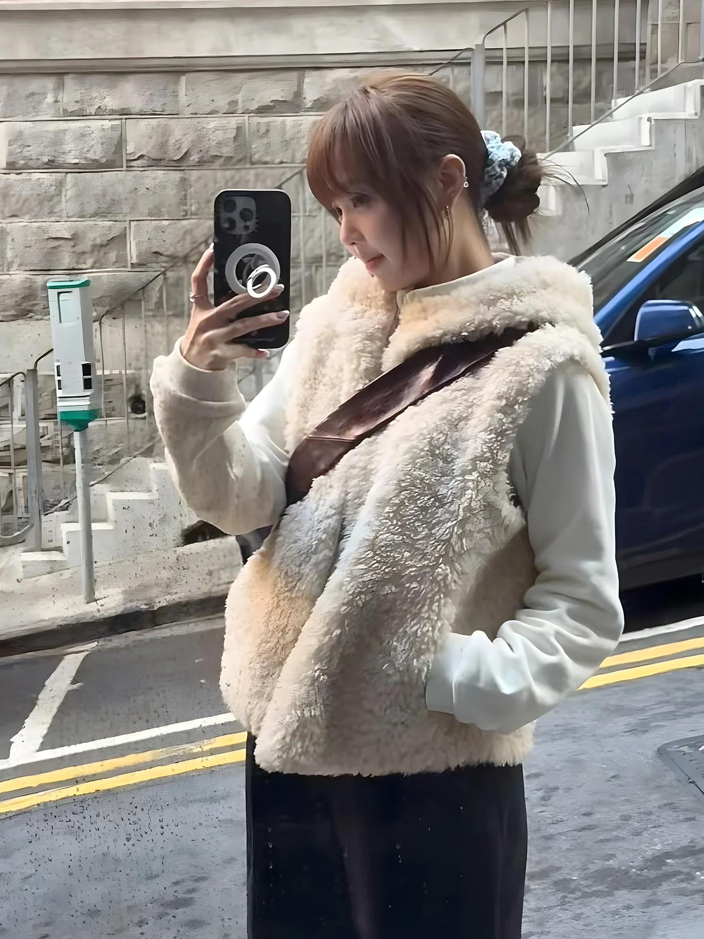 سترة فرو من قطعة واحدة للنساء لخريف وشتاء 2025 سترة جديدة بقلنسوة من جلد الخراف بدون أكمام معطف فرو