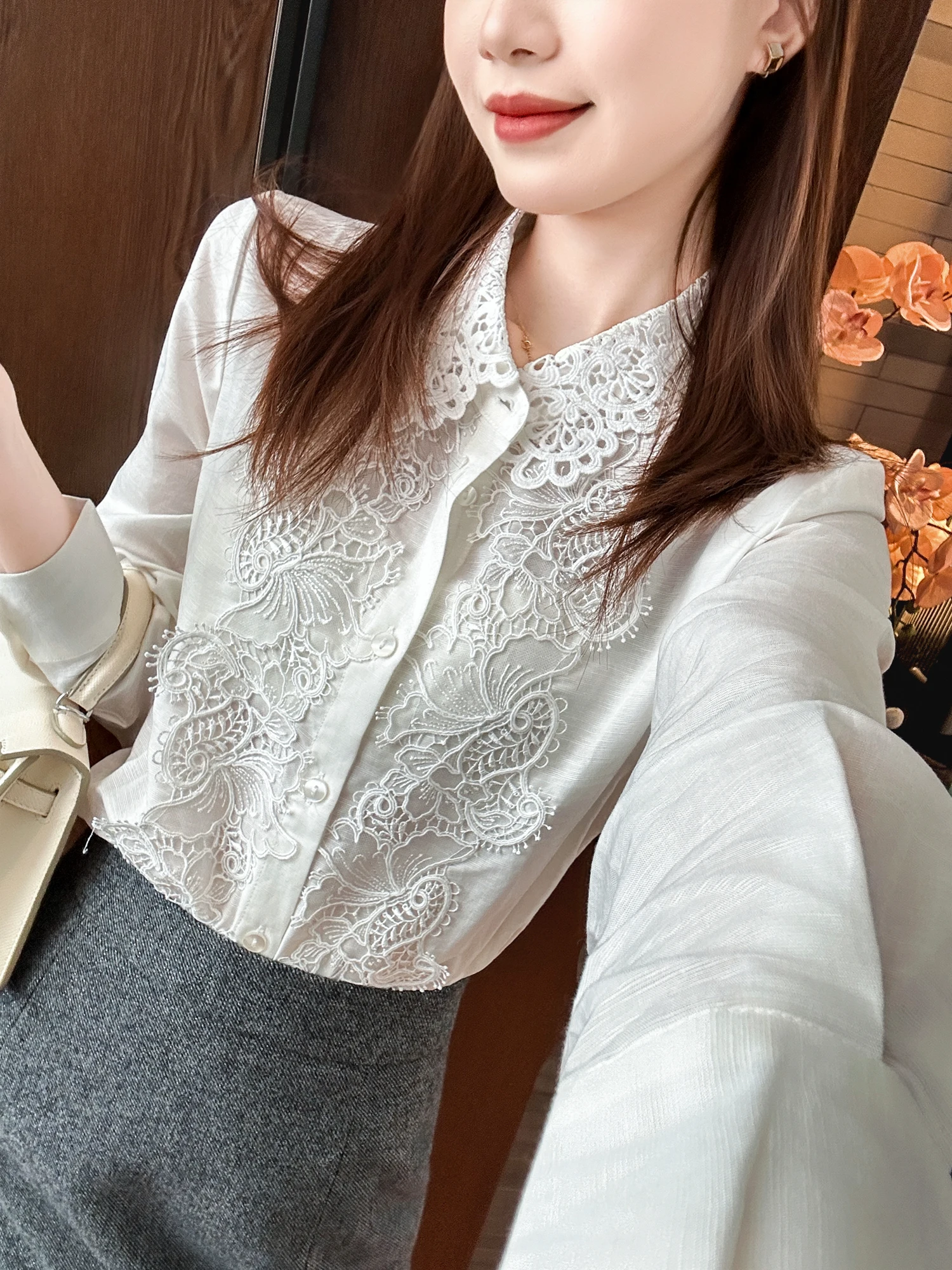 

Женская премиум-одежда: Модная приталенная блузка с длинным рукавом, отложным воротником и кружевными вставками для офиса и повседневной носки