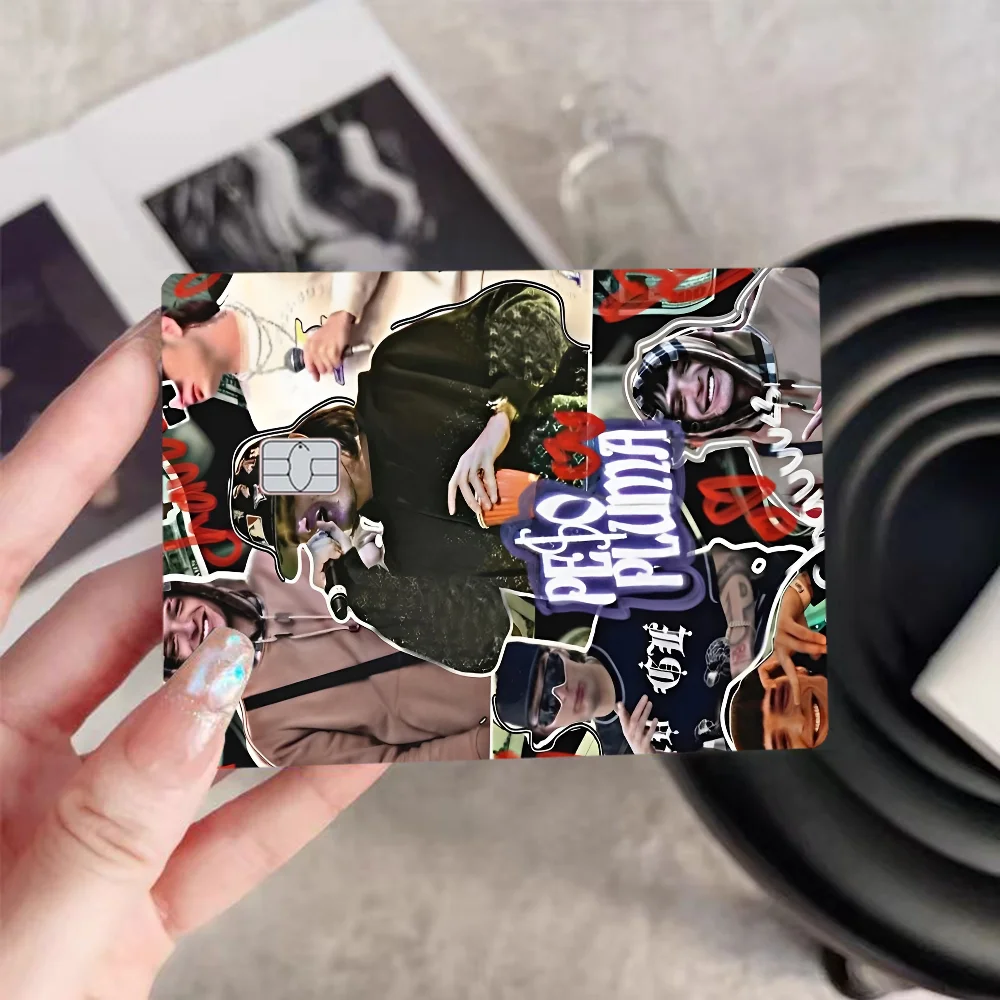 المغني P-Peso P-Pluma 2024 أنيمي الكرتون الجلد ملصقات فيلم الشريط الحال بالنسبة لبطاقة الخصم الائتمانية الكبيرة الجانب الأمامي