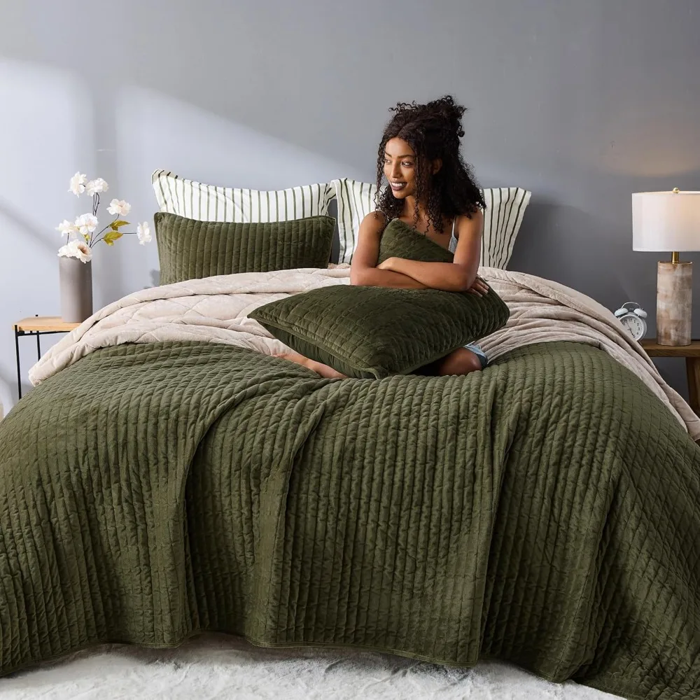 

Elegant Velvet Striped Quilt in Dark Green - King Size, Lightweight and Pet-Friendly Comforter