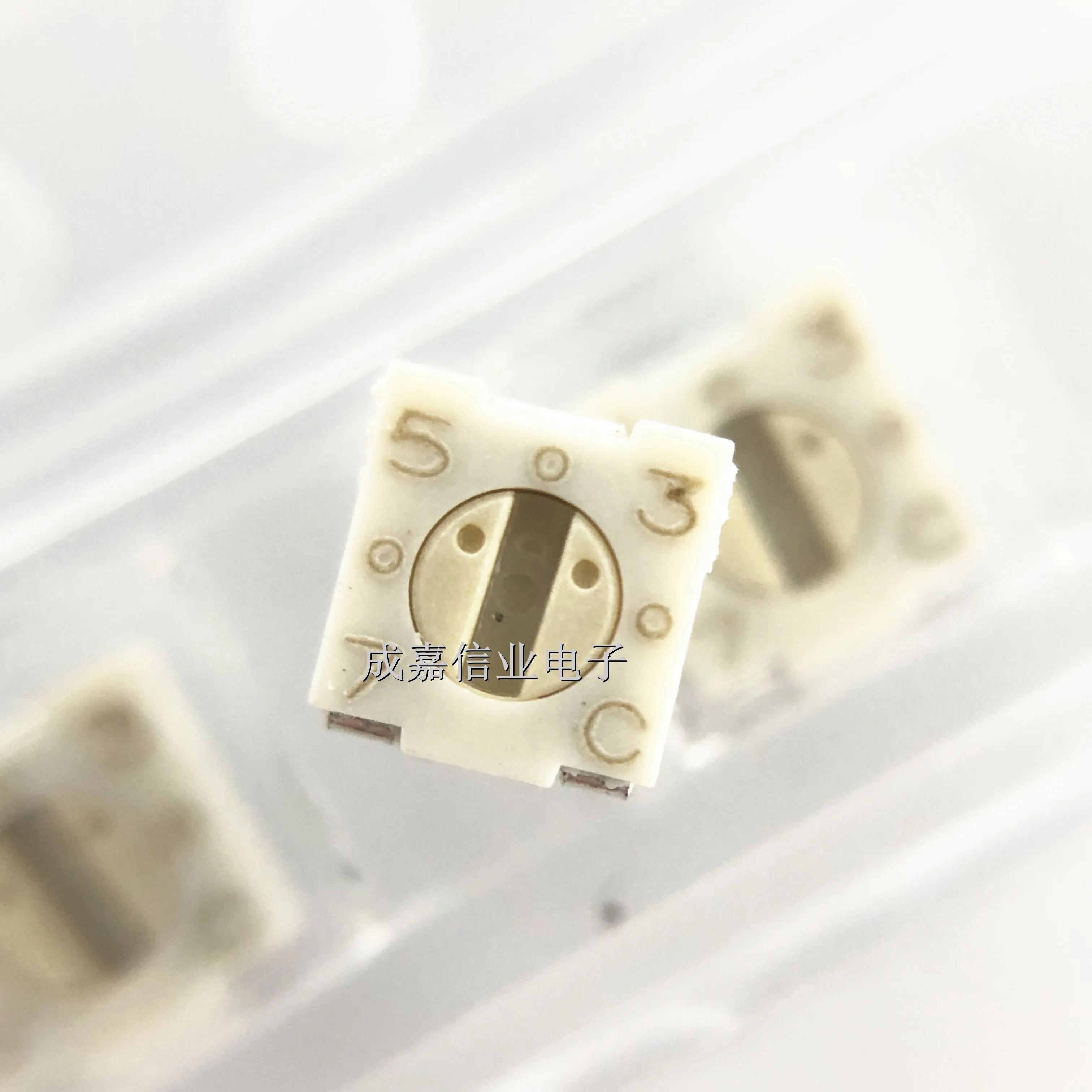 10pcs/Lot 3313J-1-502E Trimmer Resistors - SMD 3mm 5K OHM Vertical Adjust 20% 125mW 1/8W Operating Temperature:- 55C-+ 125 C