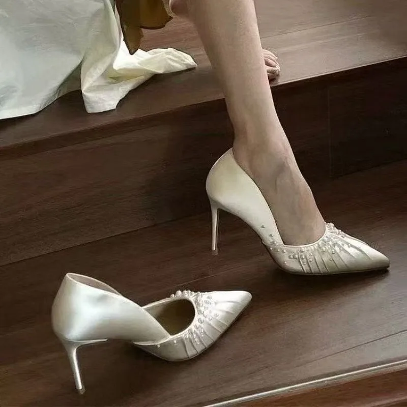 

2025 Spring New White Pleated Pearl Pumps Pointed Toe Shallow Thin Heel Wedding Shoes Fashion Women Banquet Stage High Heels