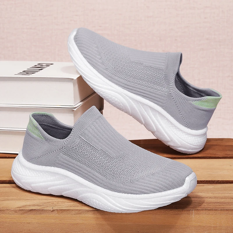 Men's shoes Spring and autumn slip-on black mesh shoes flying mesh running shoes casual soft sole fashionable shoes