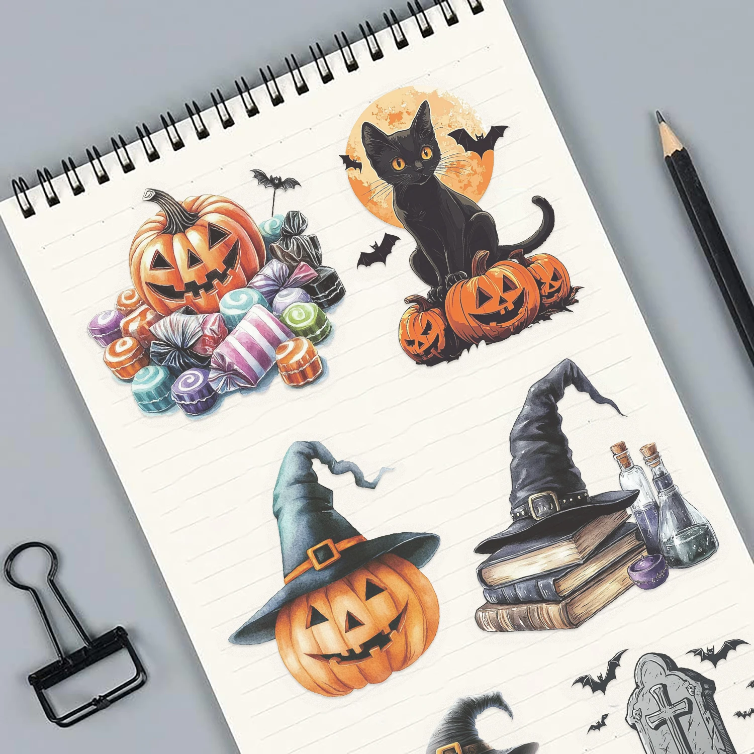 50 szt. Halloweenowe Naklejki z Motywem Ducha i Dyni, Urocze Kreskówkowe Naklejki dla Dzieci, Zabawka DIY na Notatnik, Kask, Samochód, Przezroczyste Naklejki PET