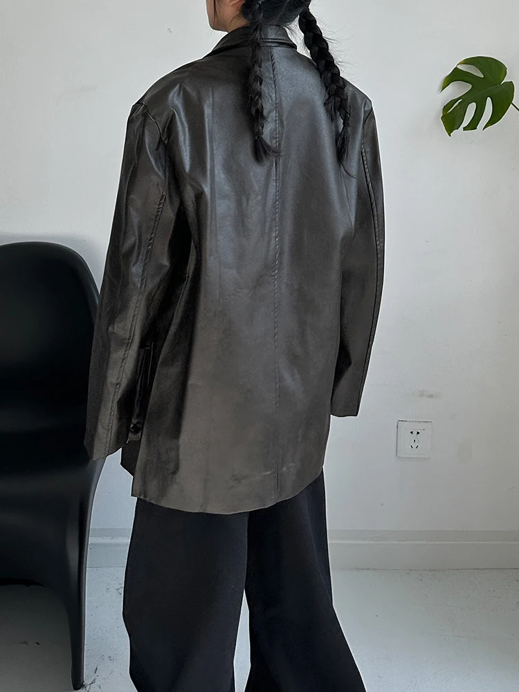 Manteau décontracté en cuir marron foncé avec épaulettes, coupe ample, sensation haut de gamme, tendance