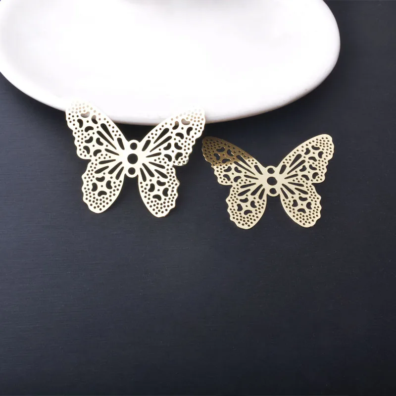 10 Stück Messing-Filigran-Anhänger mit hohlen, hellgoldenen Schmetterlingen und Schmetterlingsmotiven für Schmuck. – Detail 3